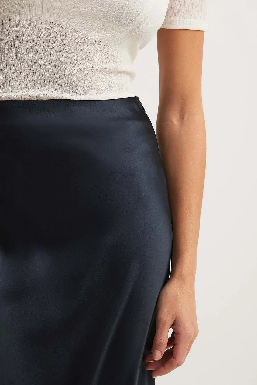 Jupe printemps taille haute satinée, look fluide et chic pour femme tendance.