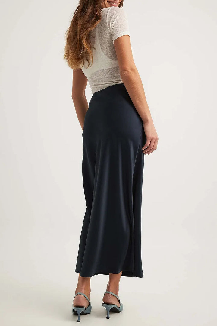 Jupe satinée élégante, fluide, taille haute, parfaite pour la femme moderne.