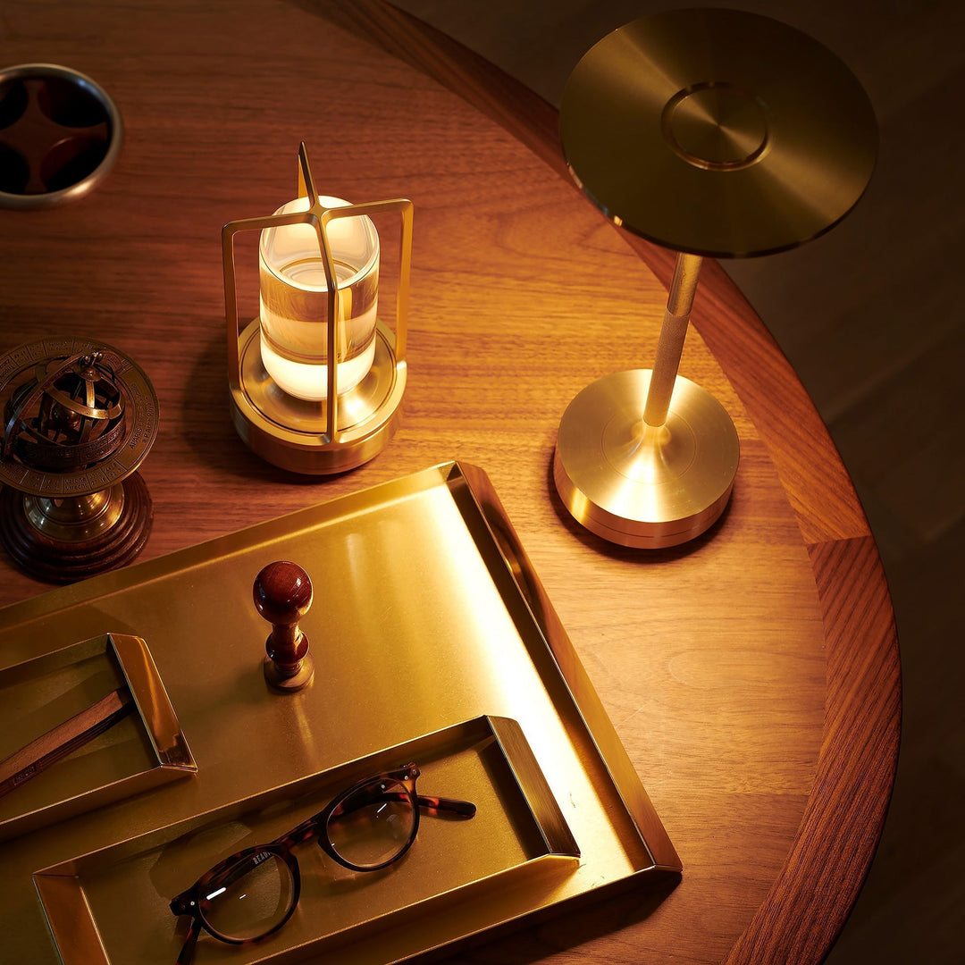Lampe de bureau sans fil design avec cristaux et cage métal, LED. Ambiance moderne élégante.