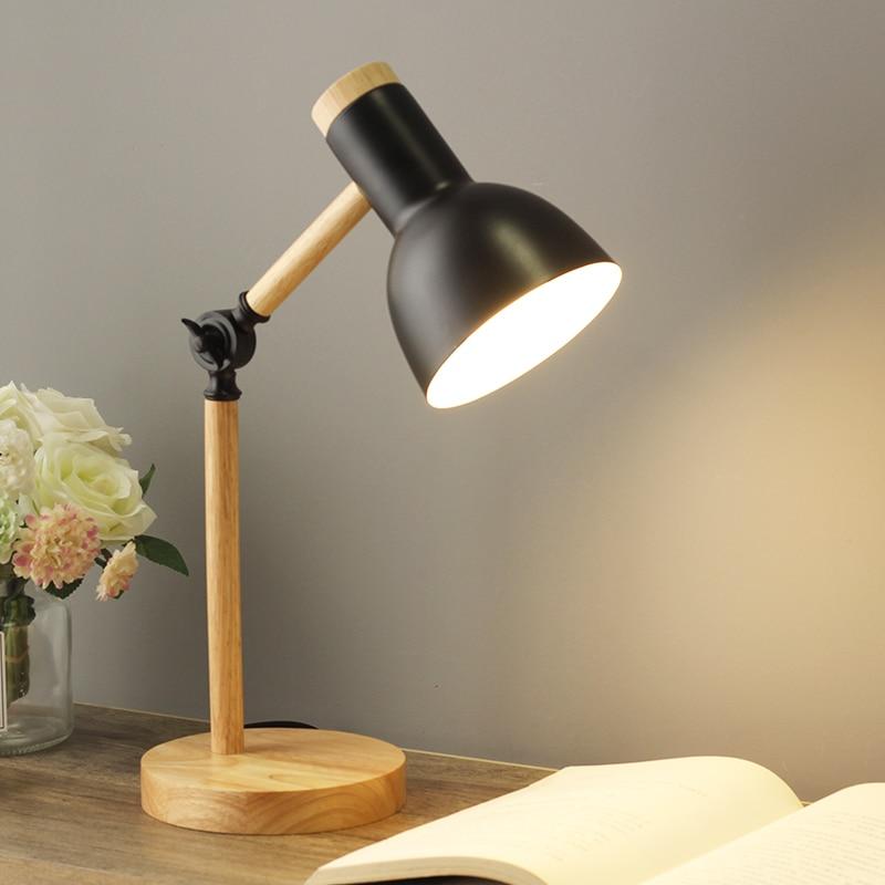 Décoration lumineuse : lampe de table en bois de style scandinave, idéale pour créer une ambiance douce et réglable.