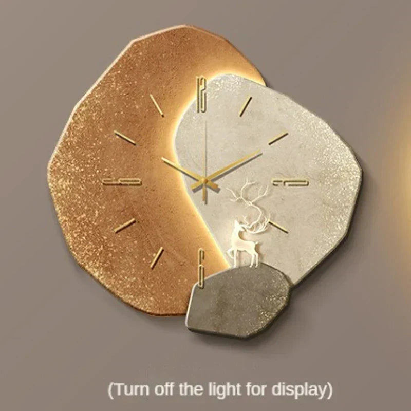 Horloge murale scandinave éclairée la nuit. Crée une ambiance chaleureuse et moderne dans le salon.