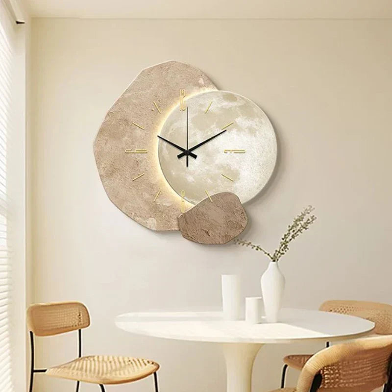 Grande horloge murale design scandinave pour salon. Éclairage intégré, modernise la décoration intérieure.