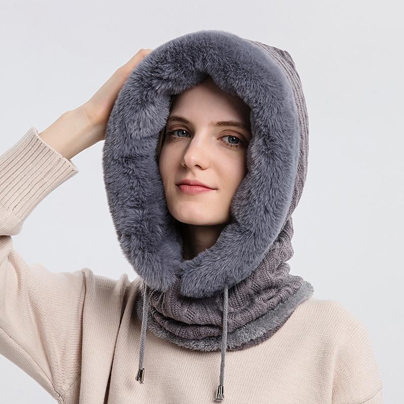 Scoodie femme 3-en-1, bonnet, capuche et écharpe intégrés. Accessoire hiver chaud et mode, très pratique.