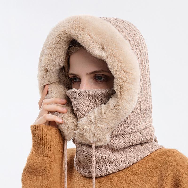 Scoodie femme tricoté et doublé, bonnet, capuche et écharpe intégrés. Accessoire chaud et élégant pour l'hiver.