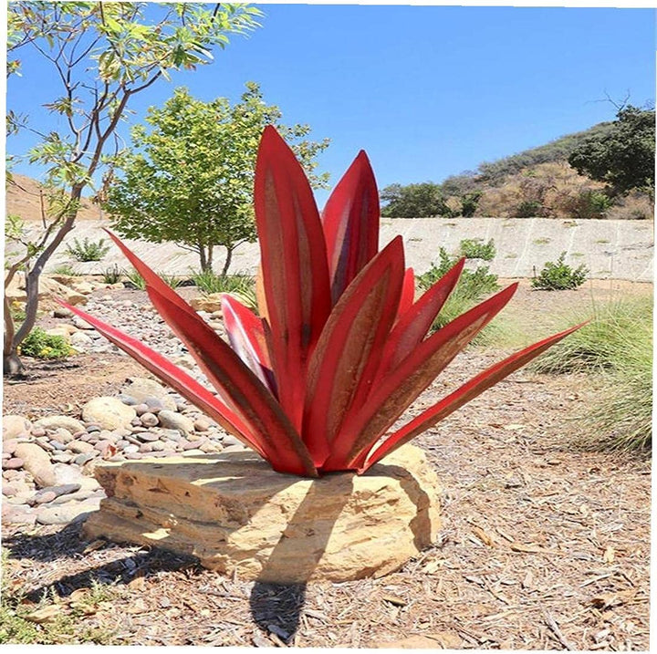 Élégante sculpture artisanale en métal inoxydable, pièce d'art unique pour jardin moderne.