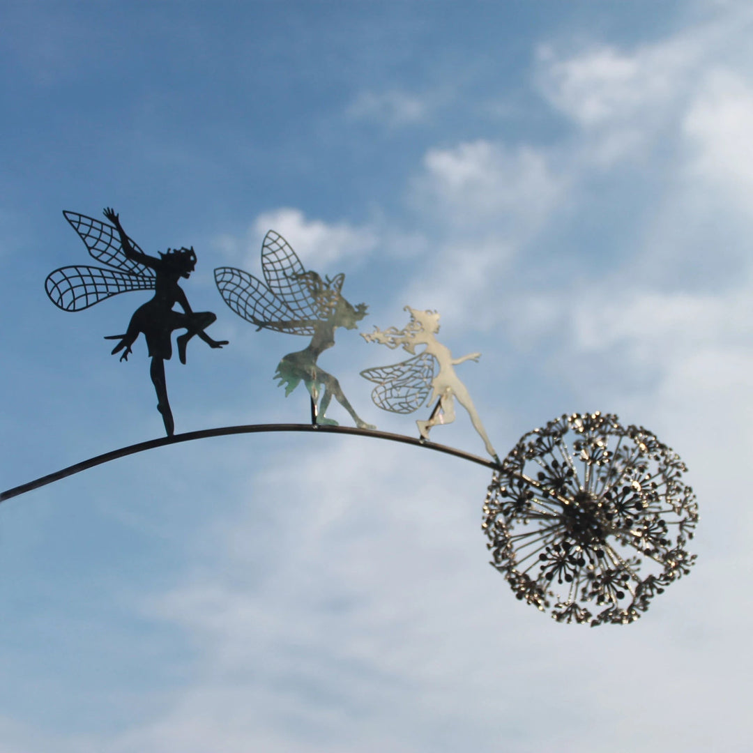 Sculpture de fée pissenlit en métal, art de jardin magique pour une touche onirique.