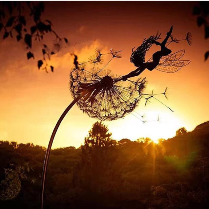 Élégante sculpture de fée pissenlit en métal, pièce d'art onirique pour la décoration du jardin.