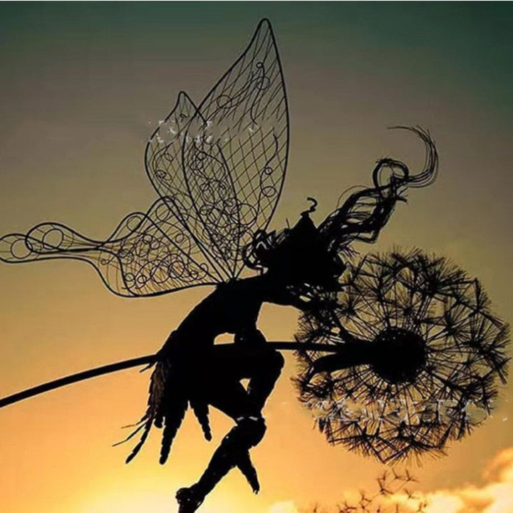Art de jardin onirique: fée pissenlit en métal, une sculpture fantaisie pour l'extérieur.