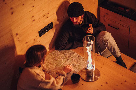 Gros plan sur les flammes réglables de la cheminée de table FlameGlow, ambiance chaleureuse et sûre.
