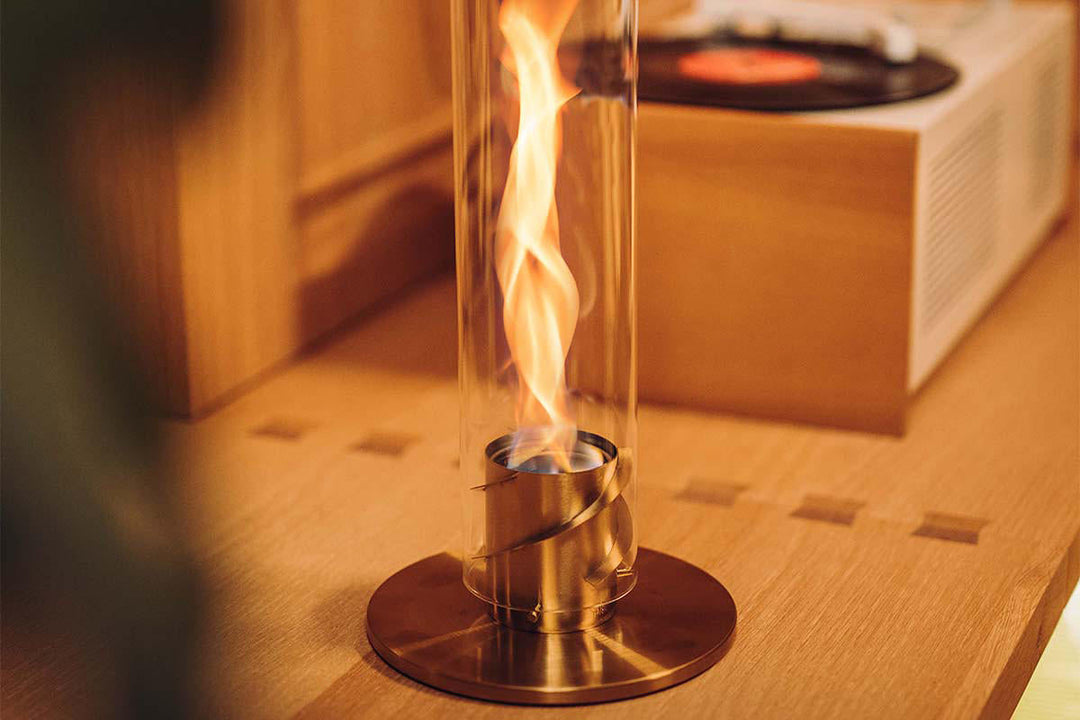 Cheminée de table FlameGlow compacte et design, idéale pour ajouter une touche moderne à tout espace.