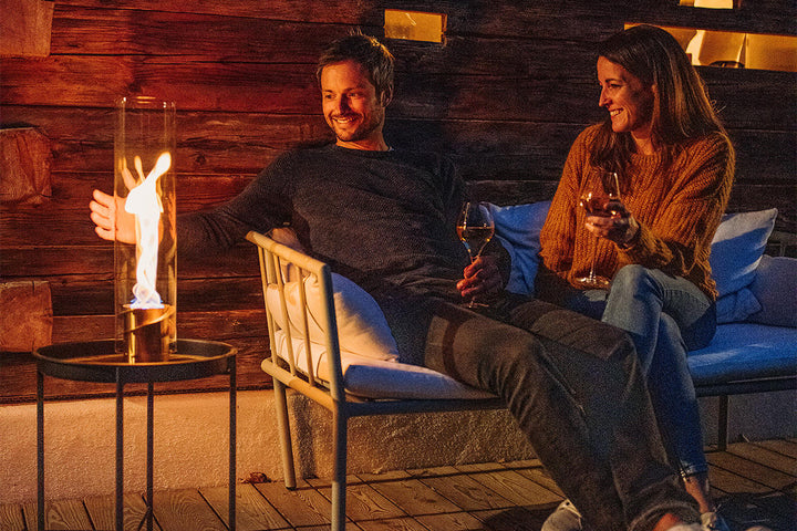Accessoire déco : Cheminée de table FlameGlow, foyer moderne pour une ambiance chaleureuse et un design élégant.