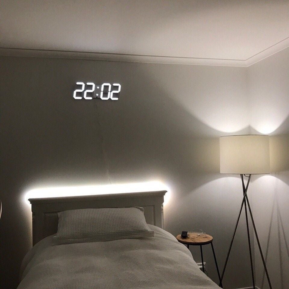 Horloge murale LED 3D au design moderne, idéale pour une ambiance lumineuse ajustable dans votre maison.
