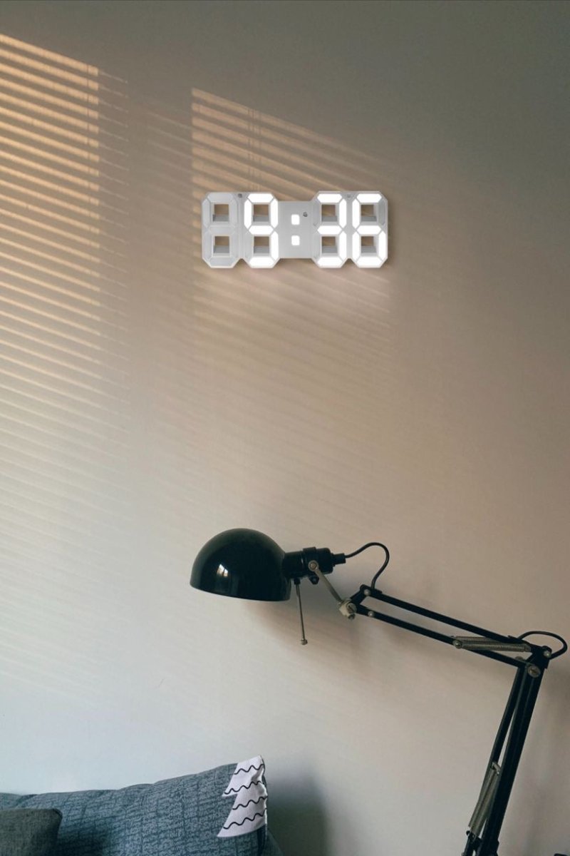 Horloge LED murale 3D LuxuraTime avec lumière dimmable, ajoutant une touche stylée à votre intérieur.