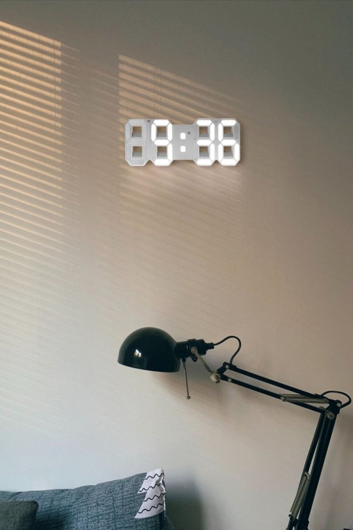 Horloge LED murale 3D LuxuraTime avec lumière dimmable, ajoutant une touche stylée à votre intérieur.