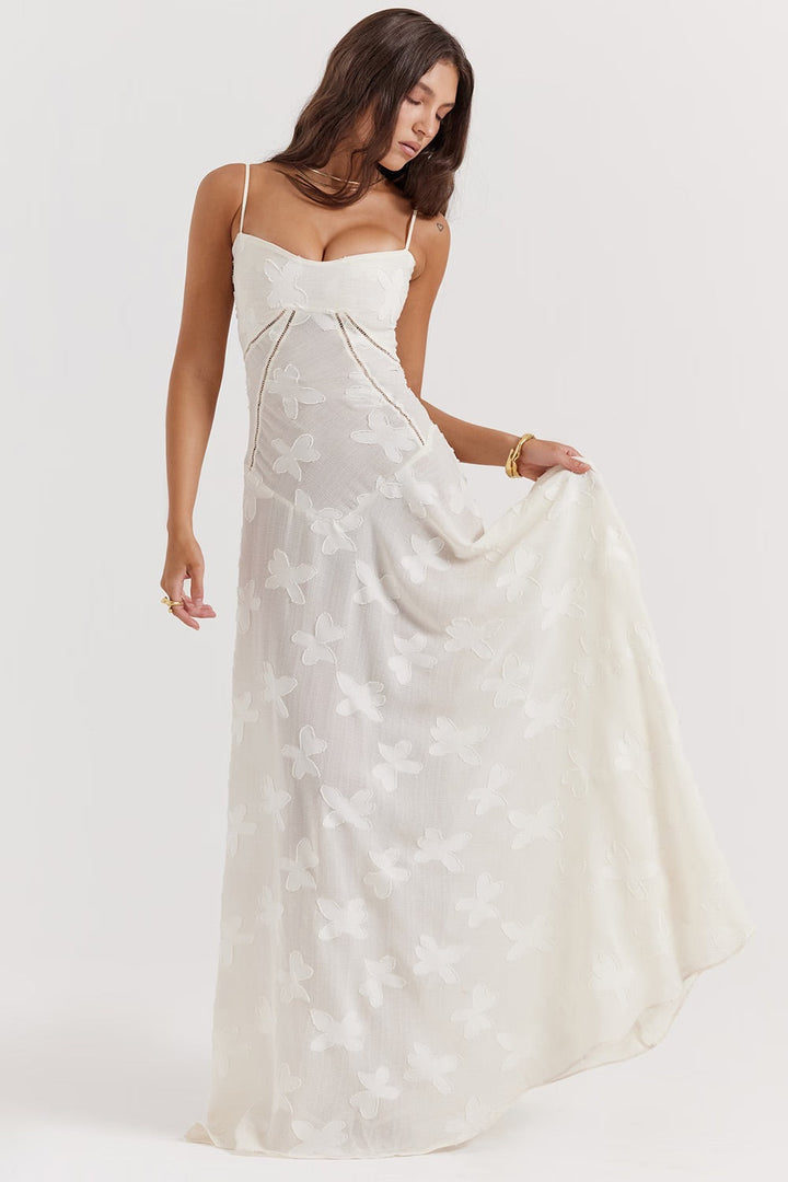 Robe femme Kandace longue, chic et romantique, avec un éclat discret pour des soirées inoubliables.