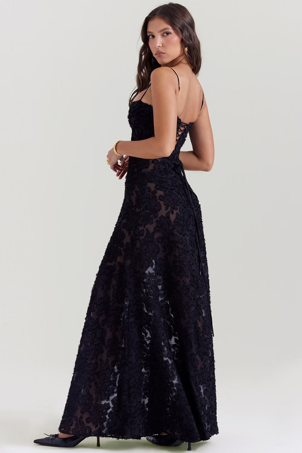 Vue de face: Robe longue femme Kandace scintillante, bretelles ajustables. Idéale pour les soirées d'été.