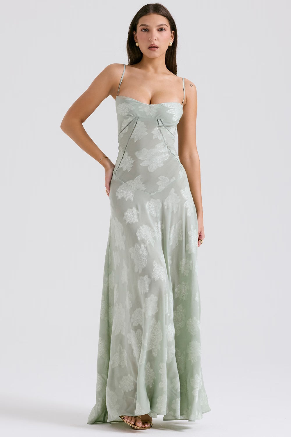 Élégante robe longue femme Kandace, style romantique pour l'été, bretelles ajustables brillantes.