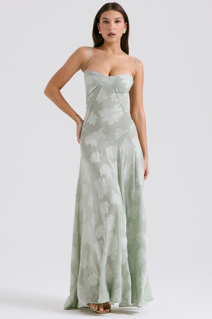 Élégante robe longue femme Kandace, style romantique pour l'été, bretelles ajustables brillantes.