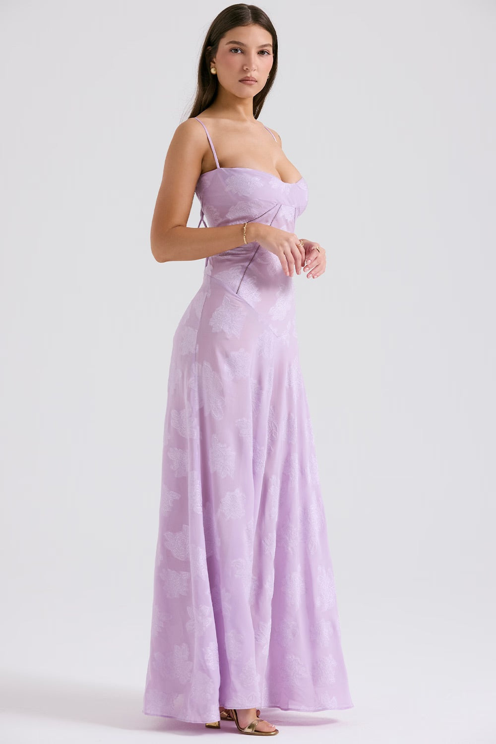 Modèle posant en robe longue Kandace, bretelles fines ajustables, parfaite pour soirée ou événement chic.