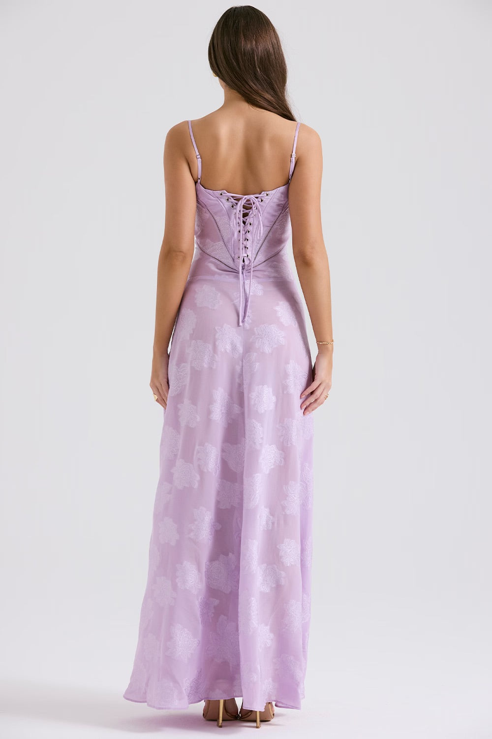 Robe longue femme Kandace, style estival romantique et scintillant. Idéale pour une élégante soirée d'été.