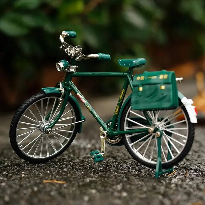 Vélo miniature décoratif en métal et plastique à monter. Cadeau original pour amateurs de cyclisme et modélisme.