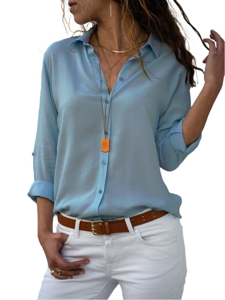 Femme portant une blouse décontractée Mira, style élégant et intemporel, confortable pour été/printemps.