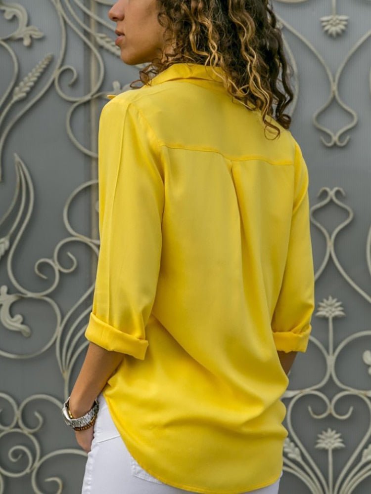 Détail de la blouse Mira, chemisier femme à boutons, tissu confortable, mode décontractée élégante.
