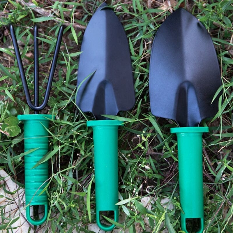 Gros plan sur les outils de jardinage en acier inoxydable, montrant la qualité et les poignées ergonomiques.