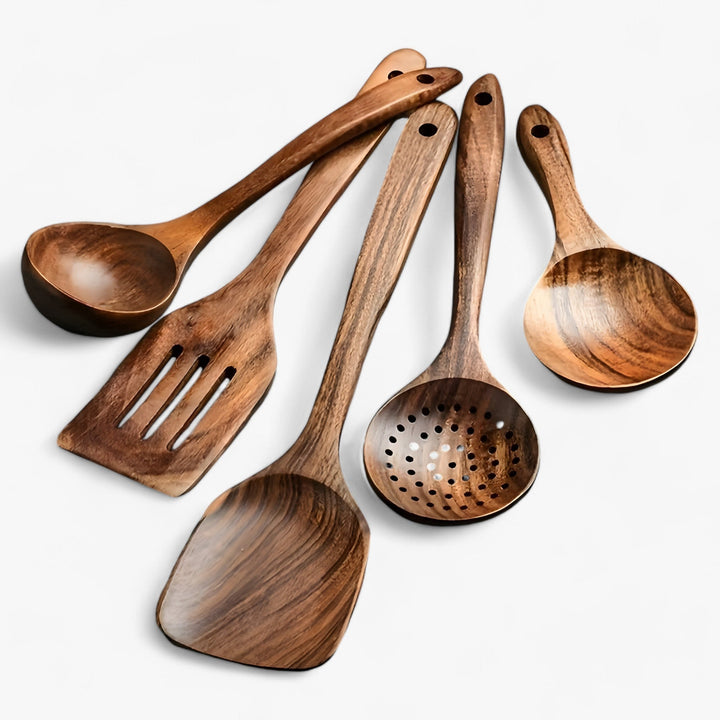 Spatule et cuillère en bois naturel pour cuisine. Accessoires durables, sûrs et antiadhésifs, essentiels pour chefs.