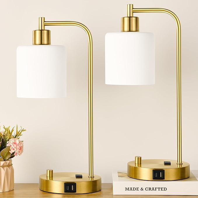 Lampe de table industrielle USB-C avec chargeur sans fil. Design moderne pour un éclairage de chambre.