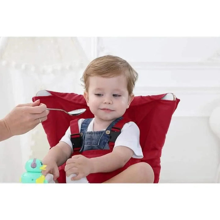 Chaise haute compacte et portable pour bébé, idéale pour les repas sûrs partout.