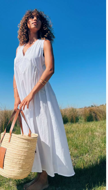 Robe midi femme légère à bretelles fines, parfaite pour l'été. Tenue décontractée et fluide pour la plage ou la ville.