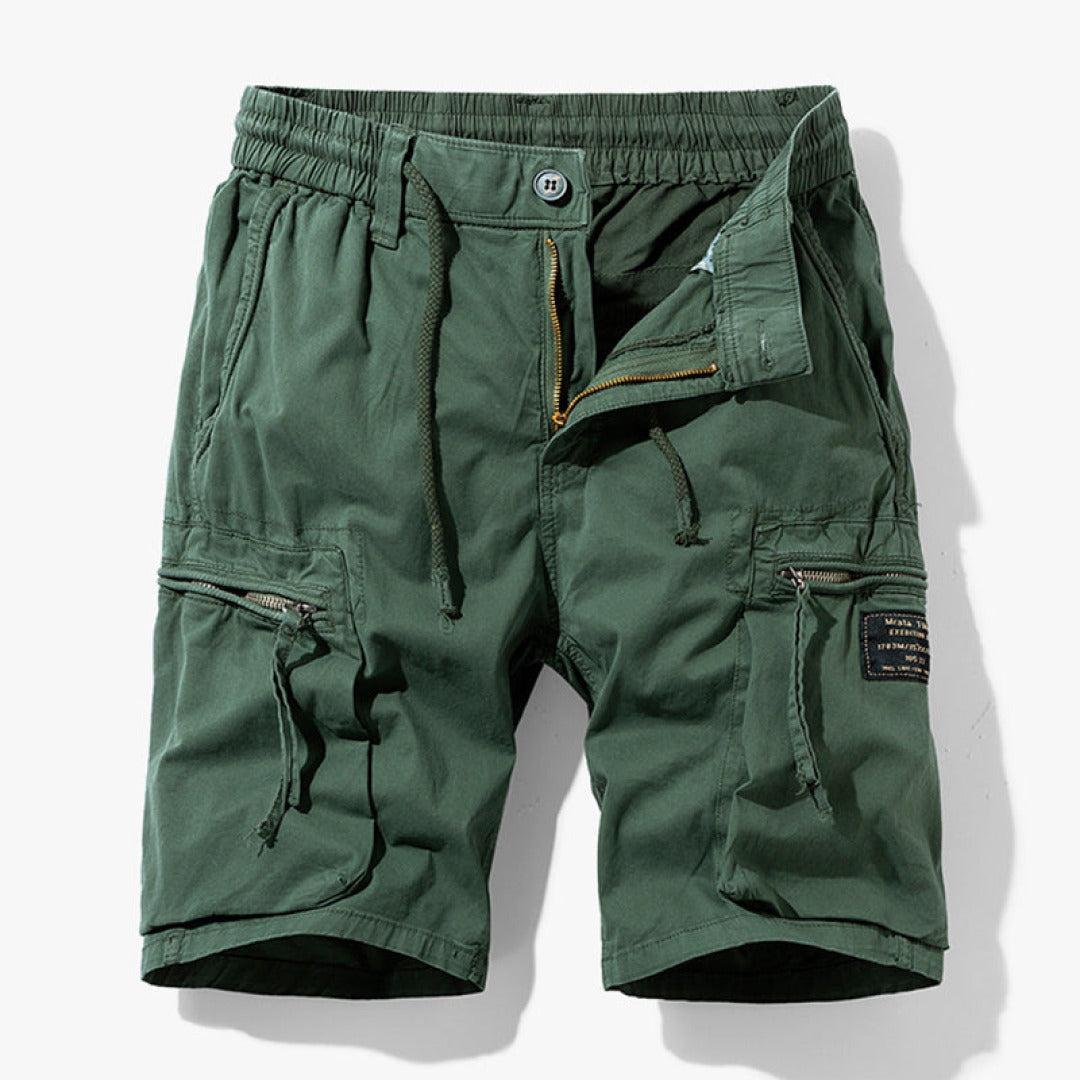 Vêtement homme : short cargo kaki moderne et confortable pour un look décontracté en mode masculine.
