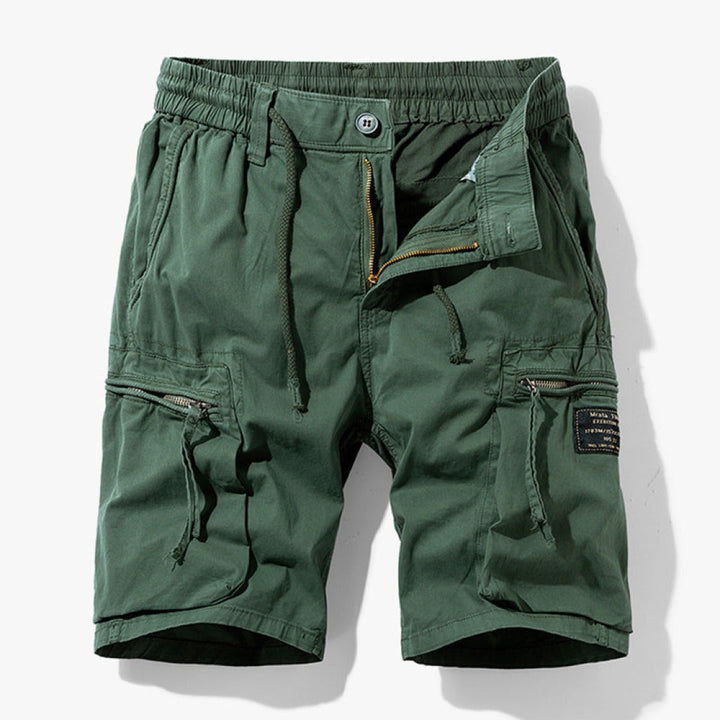 Vêtement homme : short cargo kaki moderne et confortable pour un look décontracté en mode masculine.