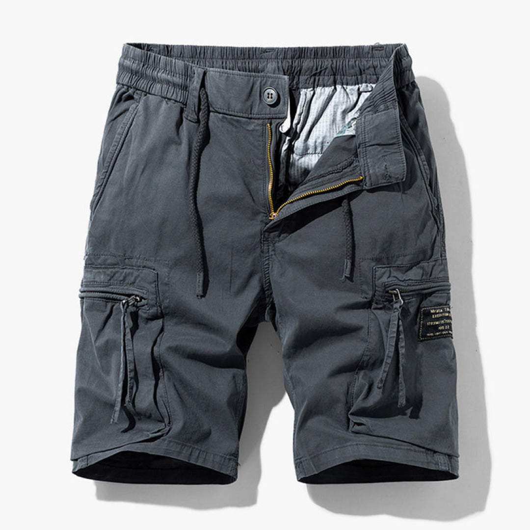 Short cargo homme gris résistant, conçu pour le confort et la praticité avec ses multiples poches.