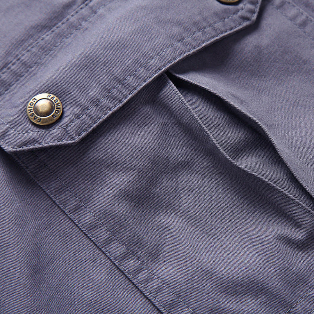 Homme marchant en short cargo tactique, confort et style pour activités extérieures et aventure.