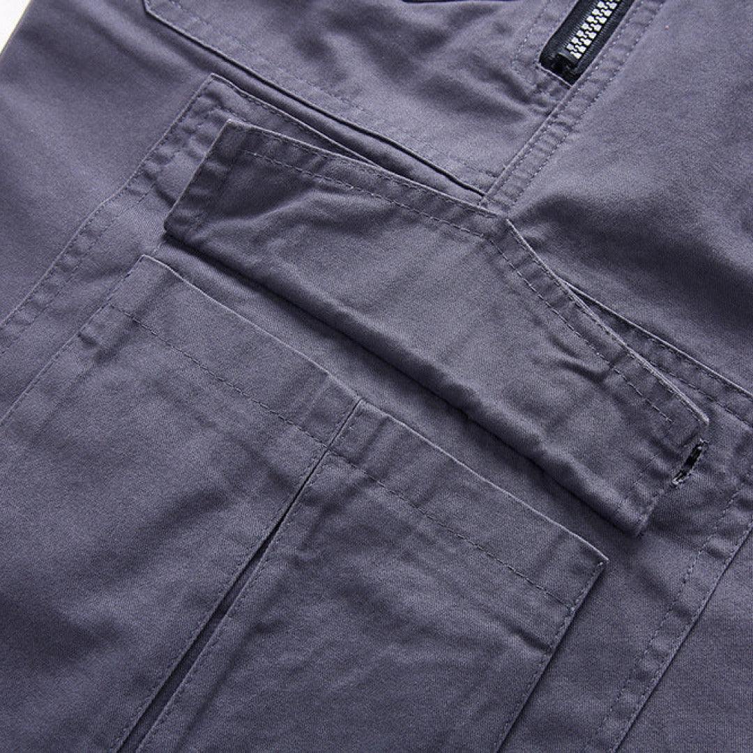 Homme en short cargo tactique, prêt pour l'aventure en extérieur, style décontracté et fonctionnel.
