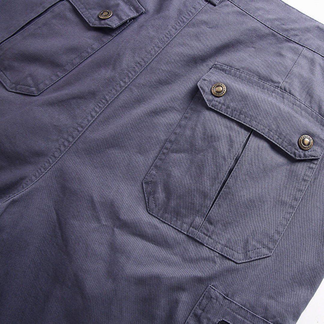 Vue arrière du short cargo tactique homme, montrant poches et coupe robuste pour extérieur.