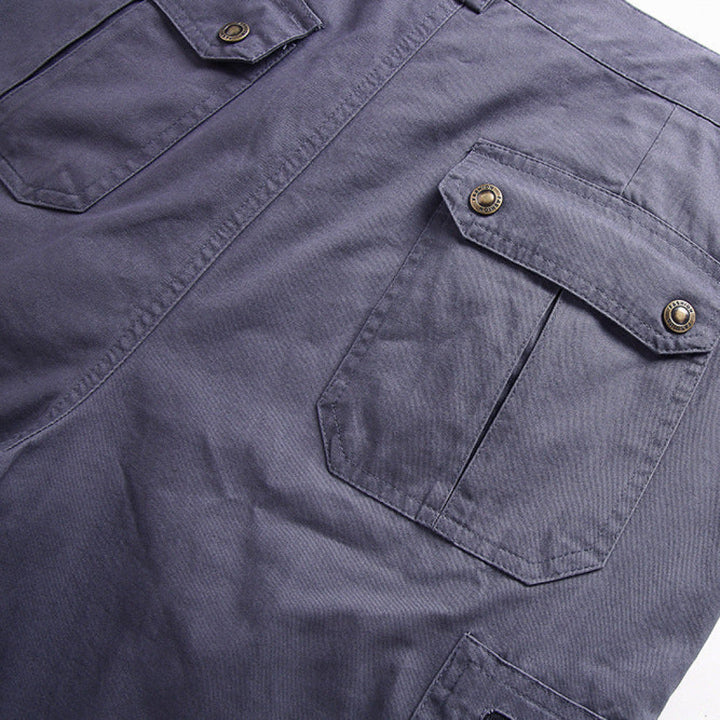 Vue arrière du short cargo tactique homme, montrant poches et coupe robuste pour extérieur.
