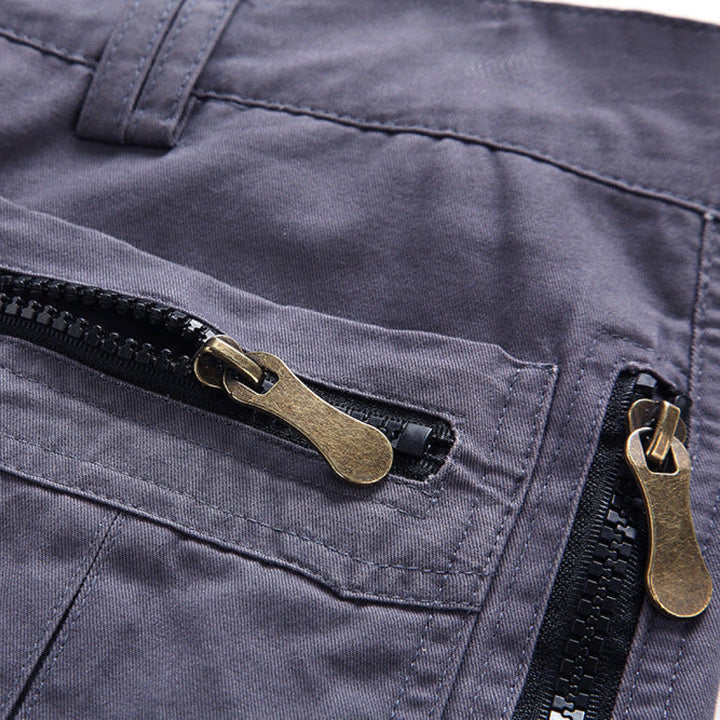 Gros plan sur les poches multiples du short cargo tactique homme, fonctionnalité pour randonnée.
