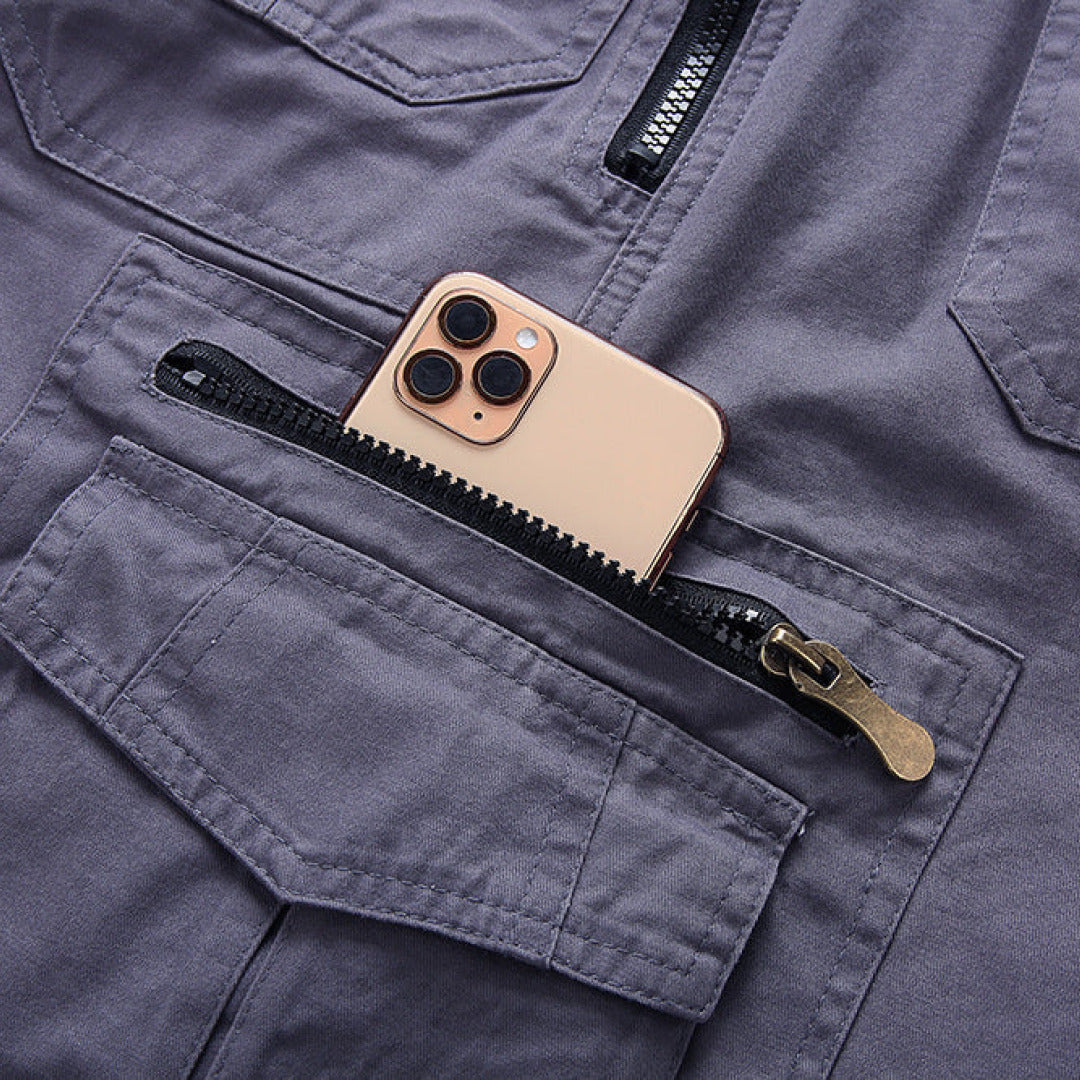 Short cargo tactique homme, plié, couleur neutre, prêt pour l'été et les explorations décontractées.