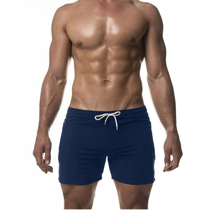 Modèle sportif de short de bain homme, conçu pour la performance en natation. Séchage rapide et excellent confort.