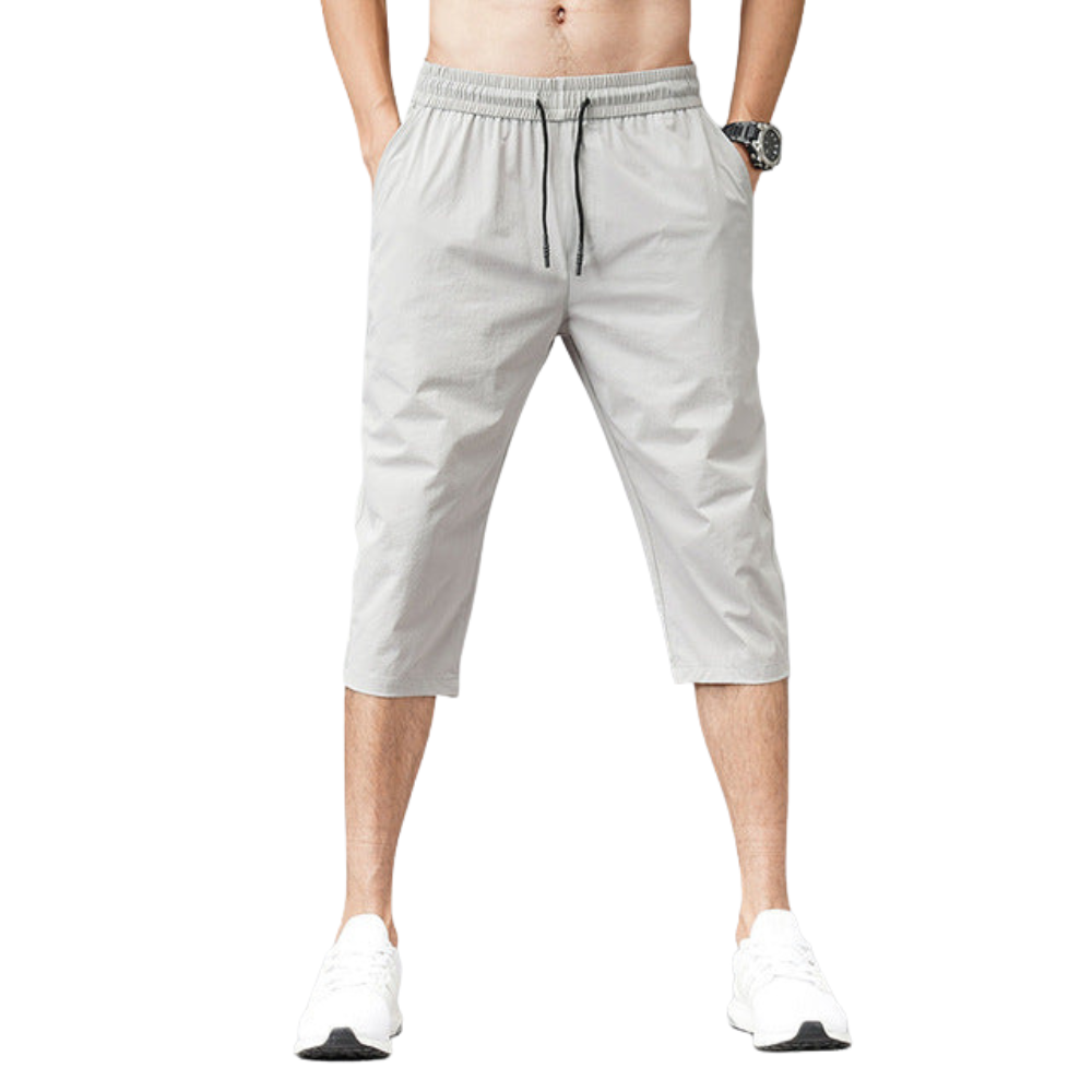 Maillot de bain homme long confortable avec poches, parfait pour la plage et les sports nautiques.