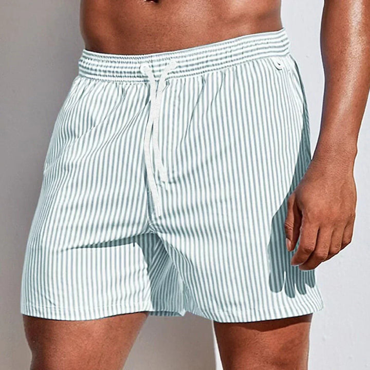 Maillot de bain homme rayé, mode masculine estivale, tissu confortable et séchage rapide pour activités nautiques.
