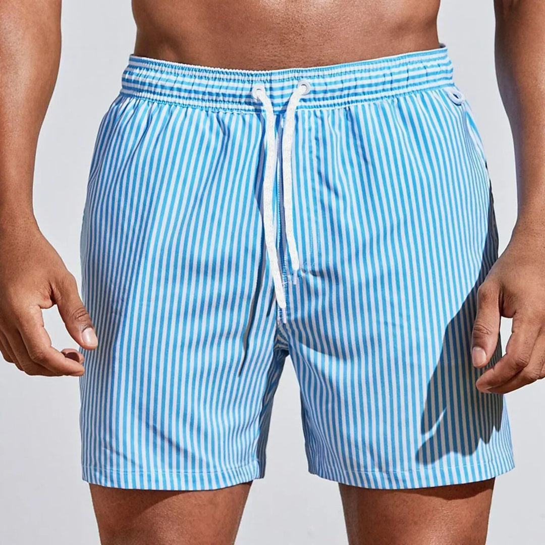 Short de bain homme à rayures pour la natation, tissu léger et séchage rapide, un essentiel de mode masculine estivale.