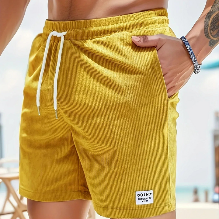 Short casual homme, coupe ample et taille à cordon, parfait pour un look décontracté printemps-été.