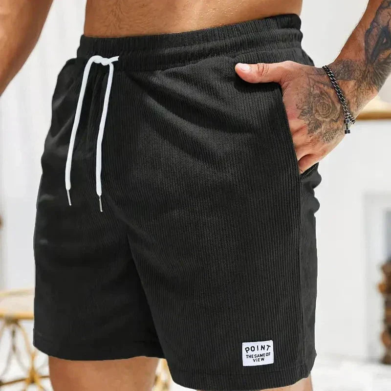 Taille à cordon ajustable d'un short ample homme, idéal pour le printemps et l'été.