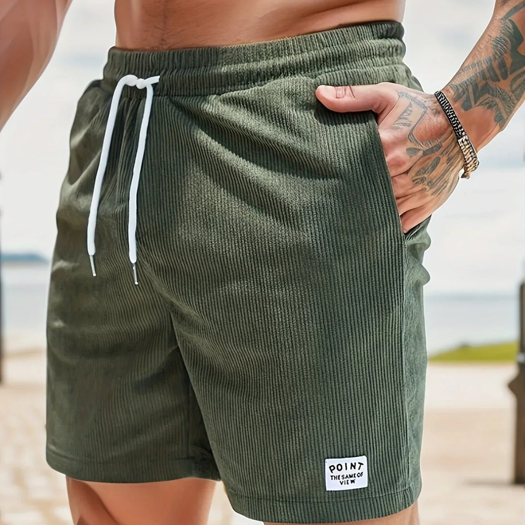 Vêtement homme : short casual en tissu léger avec taille à cordon, confort garanti.
