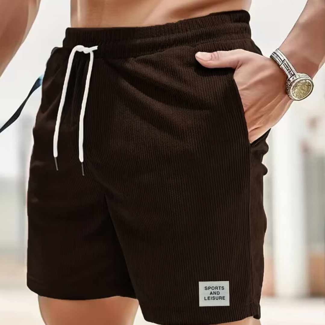 Short homme ample, vue latérale, taille à cordon, parfait pour une tenue casual d'été.