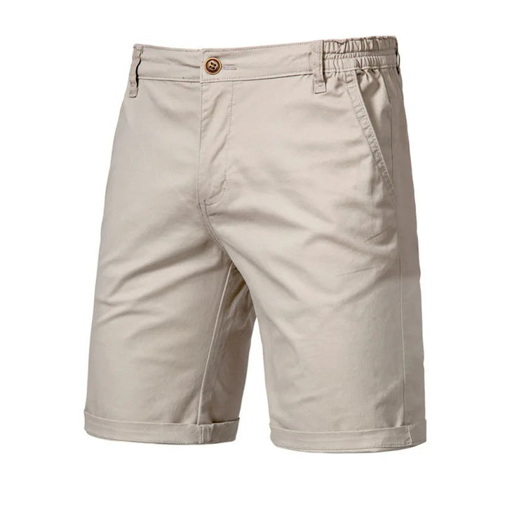 Pile de shorts chinos hommes décontractés, tailles élastiquées, divers coloris. Confort estival et mode masculine.
